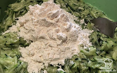 Начинаем вводить муку. Доводим до густой консистенции. Чем гуще тесто, тем лучше пропечется блин.