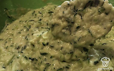 Муку добавляйте по виду теста. Может больше или меньше. Смотря какие будут сочностью кабачки и размер яиц.