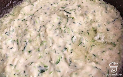 На разогретую сковороду с маслом выгружаем часть теста и раскатываем ложкой до краев. Формируем блинчик. Жарим на среднем огне