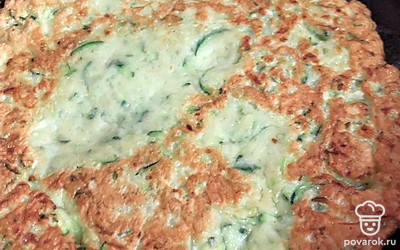 Переворачиваем и обжариваем с другой стороны. Держите блин двумя лопатками, чтобы не сломался.