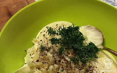 В это время готовим крем. Сметану, майонез, мелко порубленный чеснок, специи и зелень перемешиваем в соус