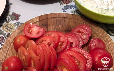 Кольцами нарезаем помидоры. У меня были маленькие. Если же крупные будут помидоры то достаточно двух