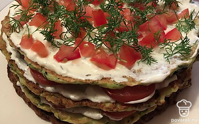 Верхний слой украшаем помидорными кубиками, остатками от неровных частей помидоров. И посыпаем укропом.