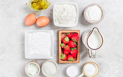 Помойте куриные яйца. Просейте муку. Ополосните и обсушите клубнику. Подготовьте миксер с блендером. 