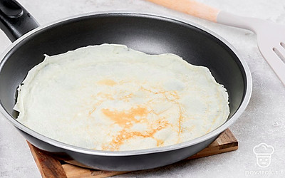 Введите в яичную смесь просеянную муку, кукурузный крахмал, разрыхлитель и соль. Перемешайте до однородности и оставьте на 30 минут. На хорошо разогретой сковороде пожарьте тоненькие блинчики.