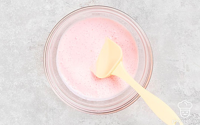 Измельчите клубнику блендером. На высокой скорости миксером взбейте сметану с сахарной пудрой в течение 5 минут. Добавьте к сметане клубничное пюре и хорошо перемешайте.