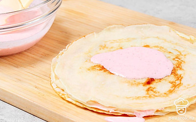 Остывшие блинчики промажьте сметанным кремом, укладывая их друг на друга. Уберите торт в холодильник минимум на 2 часа.