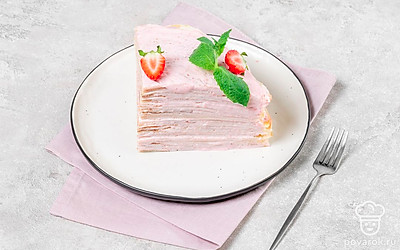 Подавайте торт, украсив его целыми ягодами клубники.