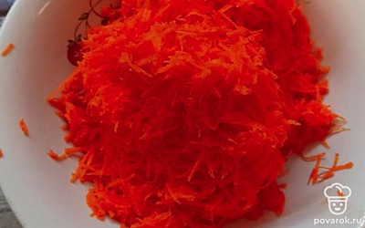 Морковь натираем на мелкой терке.