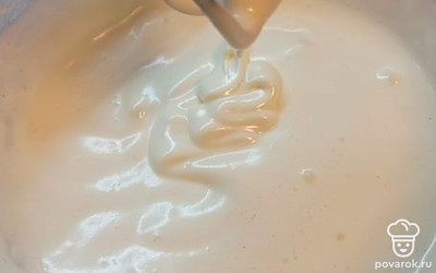 Яйца взбиваем с сахаром, до устойчивой пены.