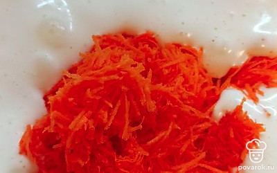 Добавляем морковь. Аккуратно перемешиваем. 