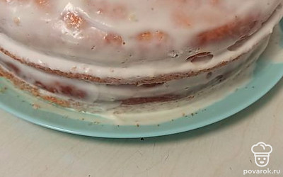 Выкладываем в форму и отправляем на 40минут в духовку при 180 градусах. Даем остыть. Разрезаем на 2 части. Крем: сметану смешиваем с сахарной пудрой. Промазываем слои. Даем пропитаться. 