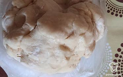 Замесить песочное тесто из 150 грамм сливочного масла, 1 яйца, разрыхлителя и муки. Положить его в морозилку на час, немного подморозить. 