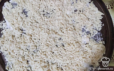 Натереть подмороженное тесто на крупной терке и поставить выпекать в духовку при 150 градусах на 25 минут. 