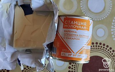 Для крема смешать 1 банку вареной сгущенки с 1 пачкой сливочного масла (180 грамм).