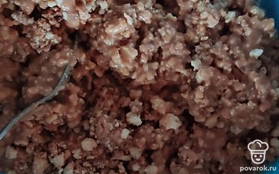 Смешать крошку с кремом, сформировать руками горку и поставить в холодильник на ночь. 