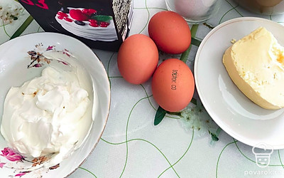 На водяной бане растопить сливочное масло с медом, добавить сахар и слегка взбитые яйца. Помешивать, чтобы яйца не свернулись. Добавить соду, соль и водку. 