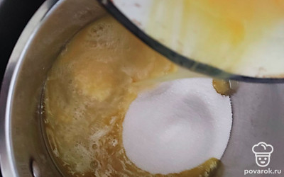 Размешать все, не снимая с водяной бани, досыпать два стакана муки. Прогреть около 5 минут. 