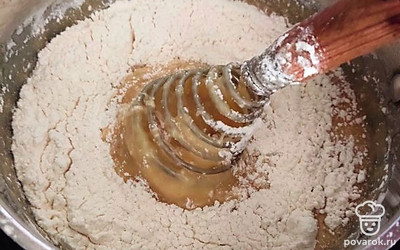 Снять с огня, добавить ещё один стакан муки. Замесить эластичное тесто. 