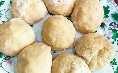 Разделить тесто на 8 частей. Раскатать каждую в круг, выпечь при температуре 180 градусов около 3 минут. 