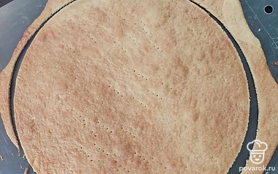 Пока корж горячий, обрезать по форме до необходимого размера. 