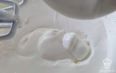 Приготовить крем. Сливки лучше брать 33%, взбить с 0,5 стаканом сахара и сметаной до густоты. 