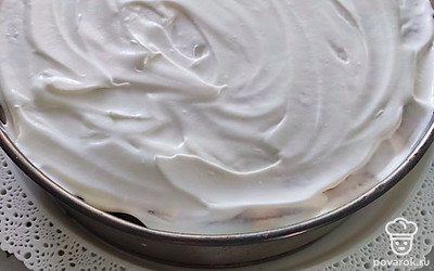 Простоить каждый корж кремом и оставить на 3-5 часов в холодильнике для пропитки. 