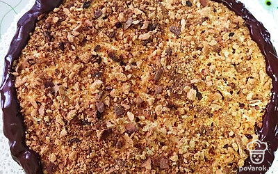 Украсить можно крошкой из обрезков коржей, шоколадом. 