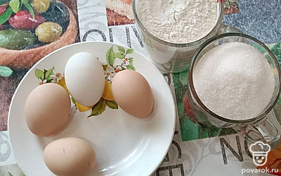 Сначала готовим бисквит. Взбиваем яйца 7 минут. После в яйца добавляем постепенно сахар. Сахар и яйца взбиваем еще 5 минут. 