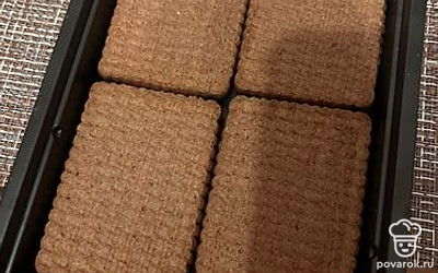 Кладем первым слоем печенье.