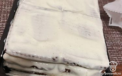 Уклываем слои, как в предыдущем шаге, пока не закончится пачка с печеньем. Оставляем пропитаться.