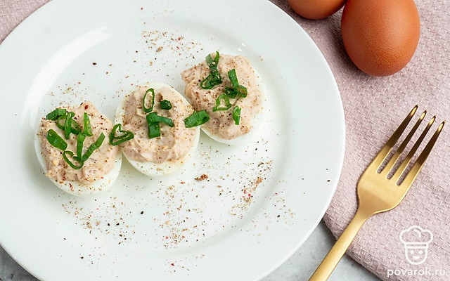 Закуска из фаршированных яиц с печенью трески и луком — Рецепт с фото