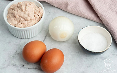 Убедитесь, что у вас есть все продукты в нужном количестве.Отварите куриное яйцо заранее. Очистите репчатый лук и помойте его.