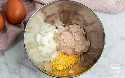 Смешайте вместе печень трески, желток, лук и майонез в отдельной глубокой миске. Посолите начинку.