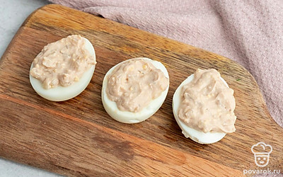 Выложите начинку в яичный белок, равномерно распределите ее внутри.