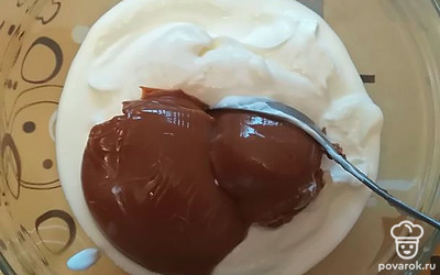 Сначала приготовим крем. Для этого в глубокой чашке смешаем сметану и варёную сгущёнку. 