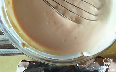 Крем размешиваем вручную, иначе может получиться жидким. 