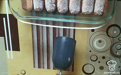 Выкладываем печенье в форму для торта. 