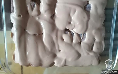 Заливаем первый слой печенья кремом. 