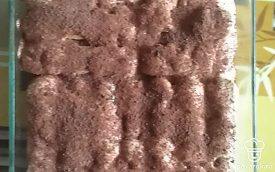 То же проделываем и со вторым слоем, сверху натираем тёмный шоколад. 