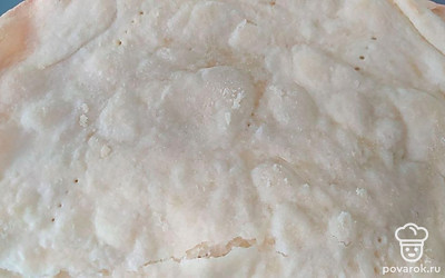 2 пачки масла и 4 стакана муки порубить ножом, влить воду, сбрызнуть уксусом. Замесить тесто, разделить на 10 частей и отправить в морозилку, лучше на сутки. Разморозить, на противне испечь тонкие коржи, каждый прокалывать вилкой.