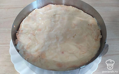 В кастрюле смешать яйца, молоко, сахар, 3 ложки муки. Сварить, помешивая. Остудить, добавить пачку масла, взбить. На каждый корж нанести крем и поставить в холодильник на 2-3 часа, лучше в кольце.