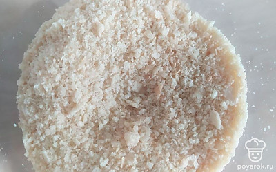 Один корж измельчить.