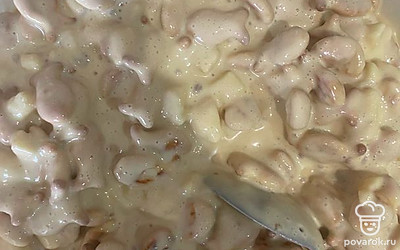 Смешать сметану со сгущенным молоком и крекером Рыбка.