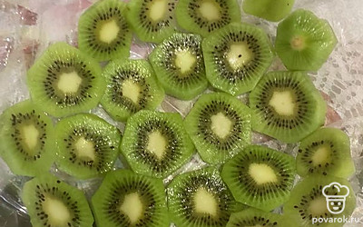 Застелить миску пленкой, по стенке выложить кусочки киви.