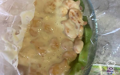 Вылить крекер в сметане, завернуть пленку и убрать на ночь в холодильник.