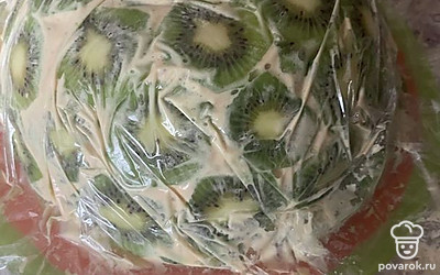 С утра перевернуть, убрать миску и удалить пленку.