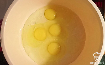 Часть сгущенки (50 грамм) оставляем на крем. Сгущенное молоко смешиваем с солью. Добавляем яйца, перемешиваем.