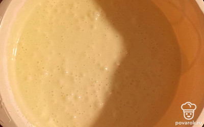 Добавляем сливочное масло и муку. Перемешиваем.