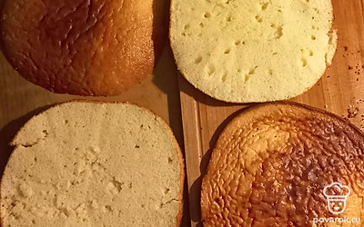 Половину жидкого теста выливаем в форму. Выпекаем в духовке при 150 градусах минут 40. Так же выпекаем вторую половину. Остужаем. Каждую половину разрезаем на 2 части.